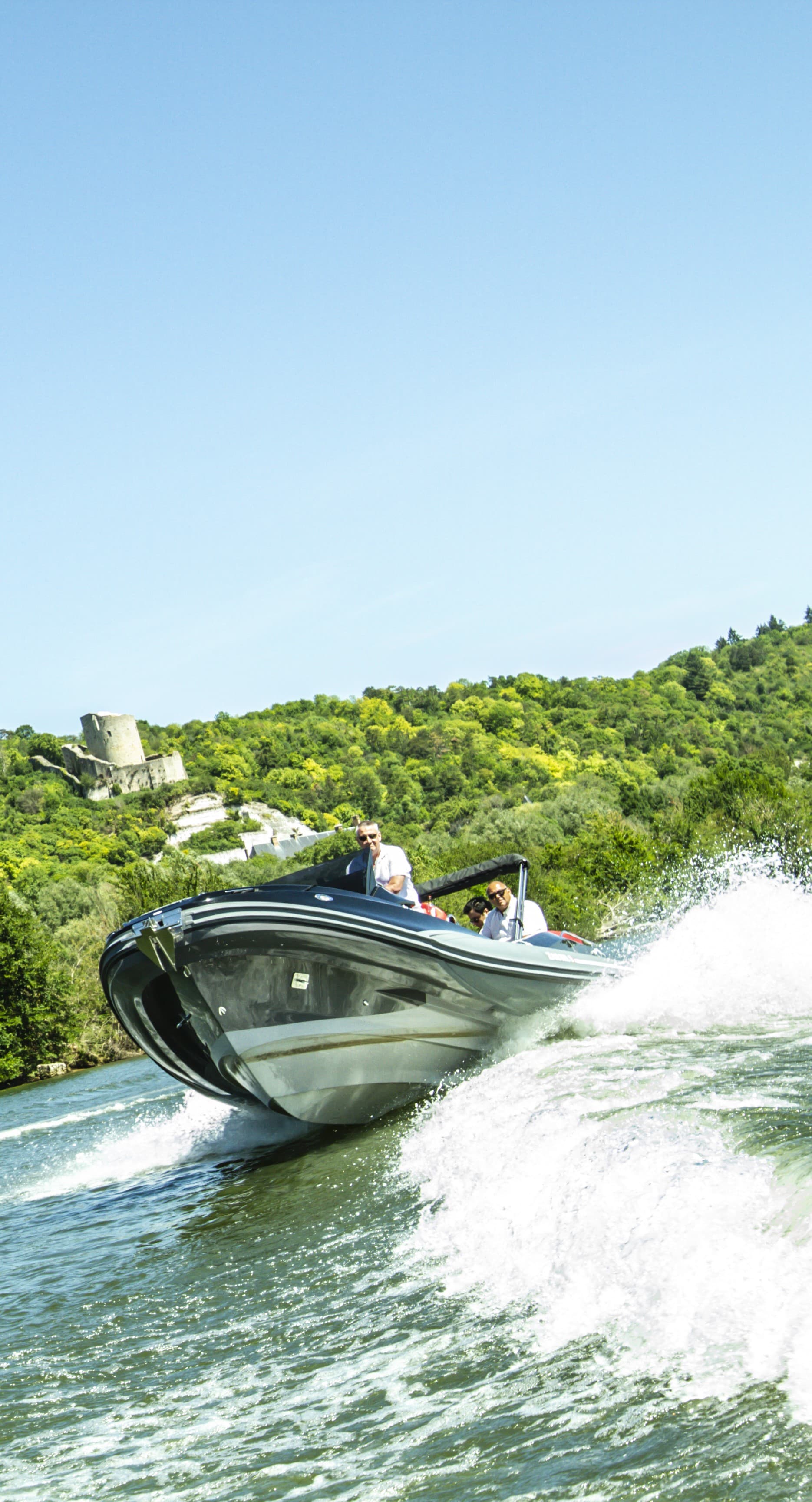 photo du bateau avec le chateau de la roche guyon en fond