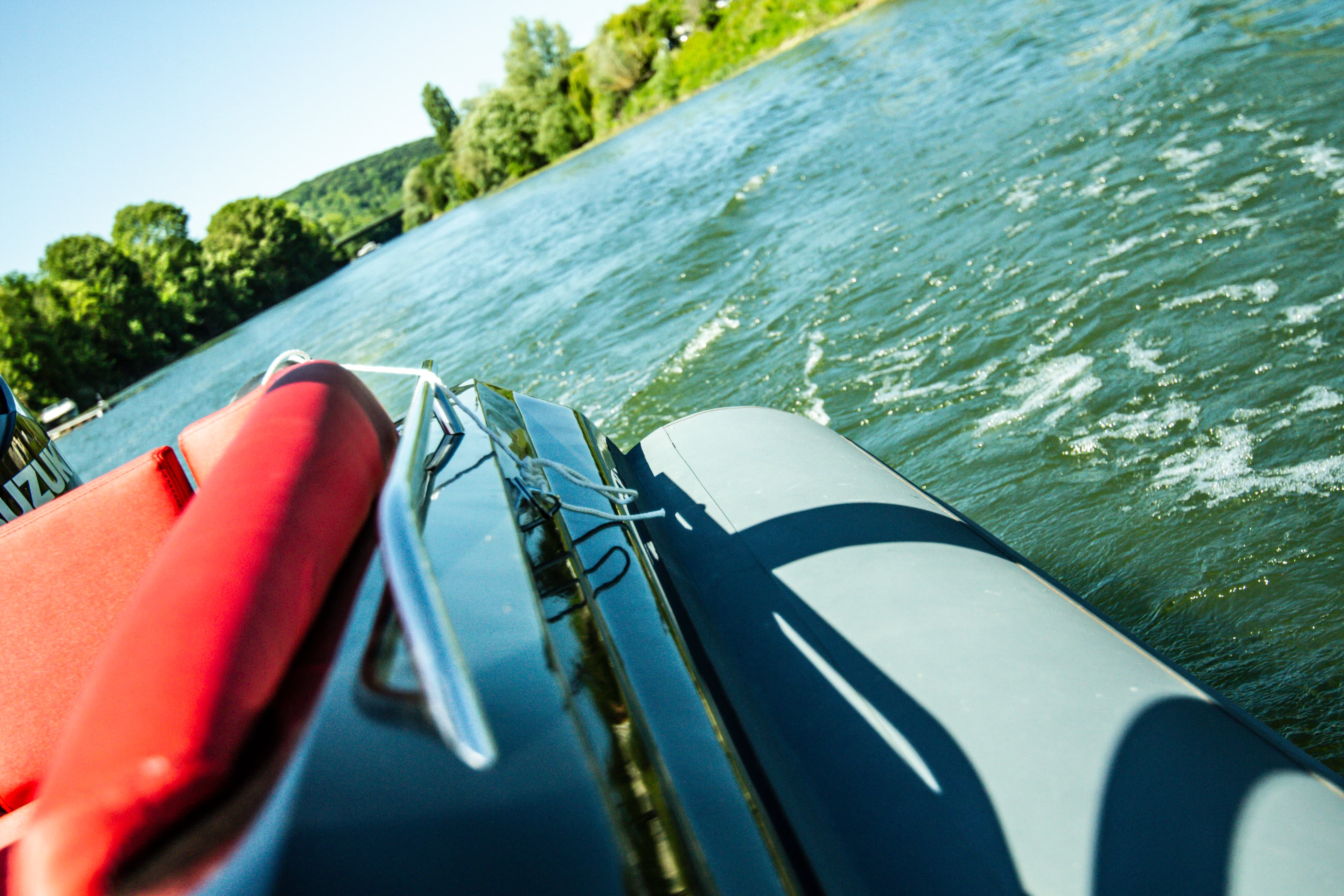 photo de l'arrière du bateau navigant